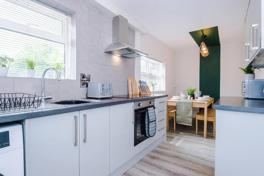 Cheerful 3 Bedroom Home With Parking Near Chester Saughall Zewnętrze zdjęcie