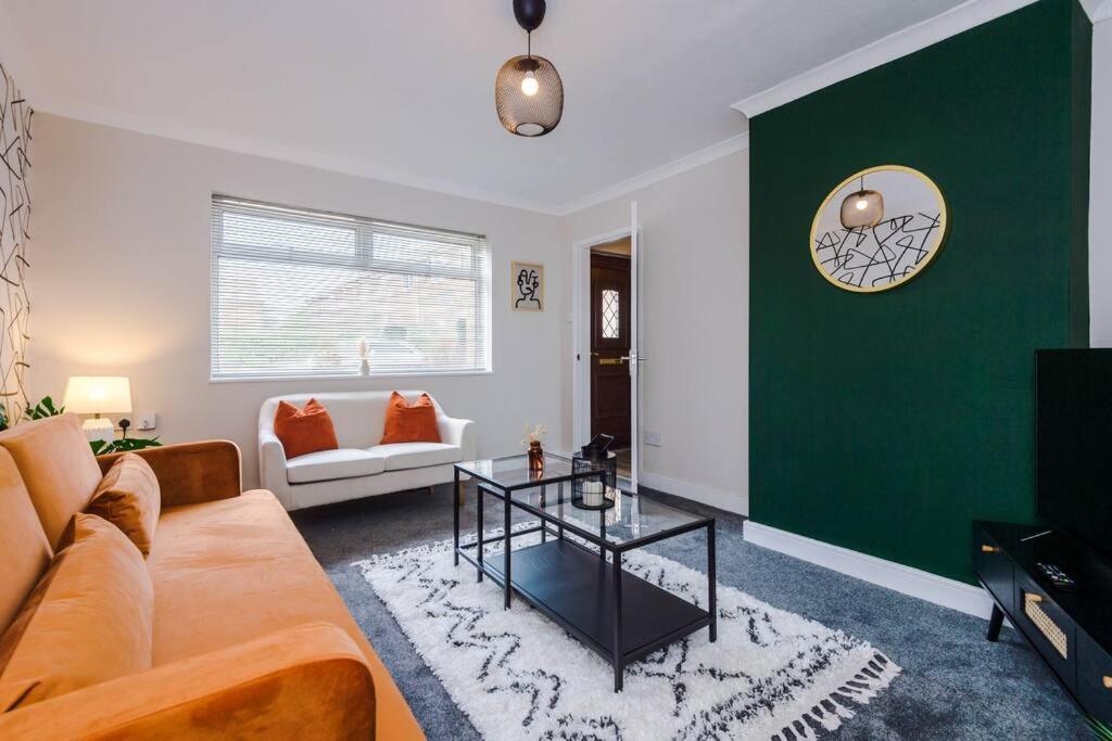 Cheerful 3 Bedroom Home With Parking Near Chester Saughall Zewnętrze zdjęcie
