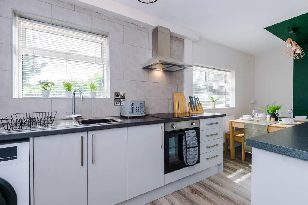 Cheerful 3 Bedroom Home With Parking Near Chester Saughall Zewnętrze zdjęcie
