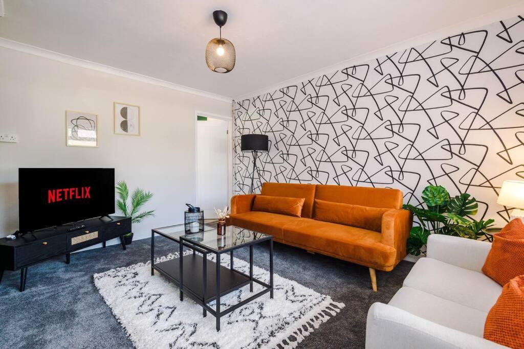 Cheerful 3 Bedroom Home With Parking Near Chester Saughall Zewnętrze zdjęcie