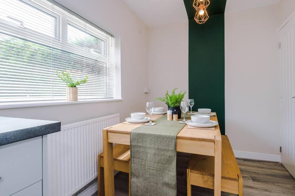 Cheerful 3 Bedroom Home With Parking Near Chester Saughall Zewnętrze zdjęcie