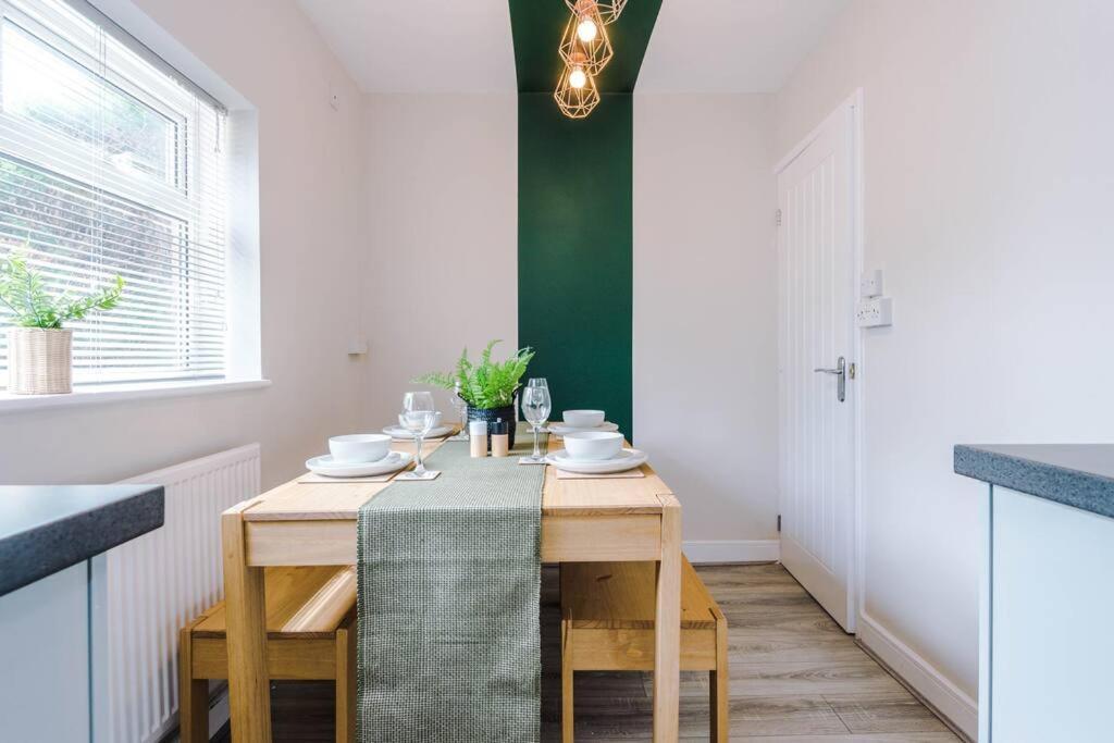 Cheerful 3 Bedroom Home With Parking Near Chester Saughall Zewnętrze zdjęcie