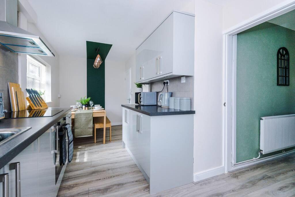 Cheerful 3 Bedroom Home With Parking Near Chester Saughall Zewnętrze zdjęcie