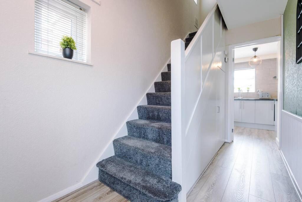 Cheerful 3 Bedroom Home With Parking Near Chester Saughall Zewnętrze zdjęcie
