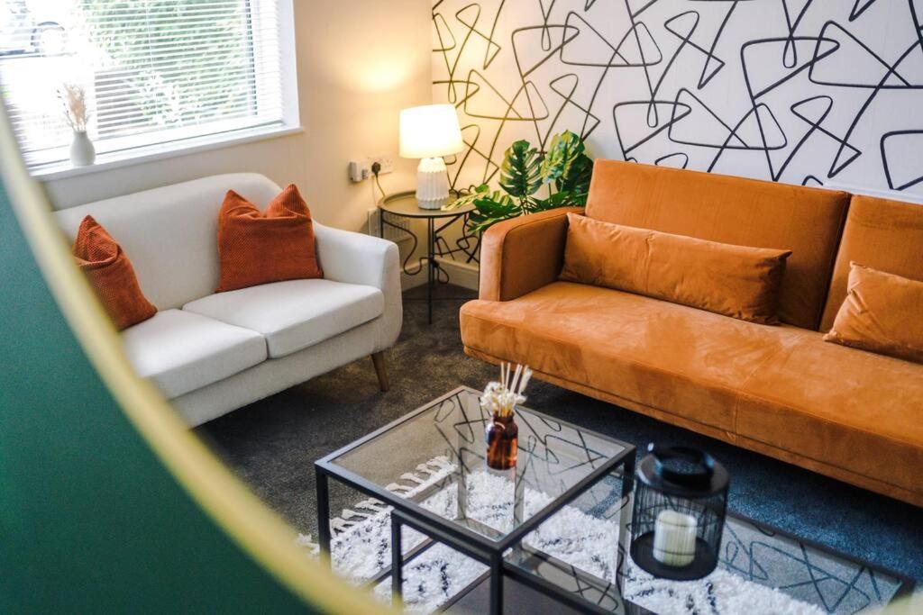 Cheerful 3 Bedroom Home With Parking Near Chester Saughall Zewnętrze zdjęcie