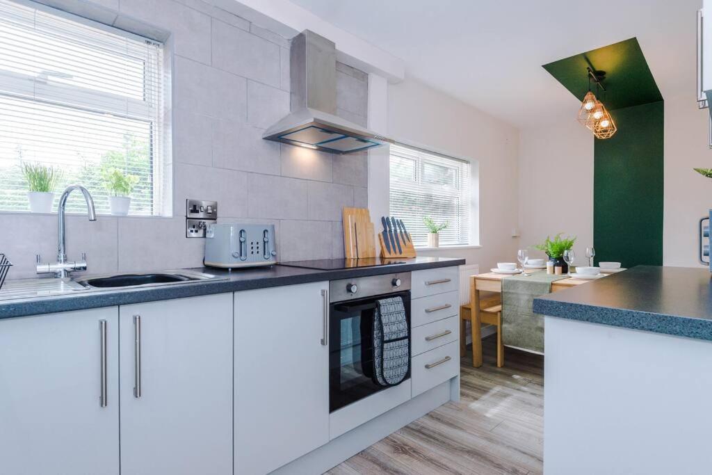 Cheerful 3 Bedroom Home With Parking Near Chester Saughall Zewnętrze zdjęcie
