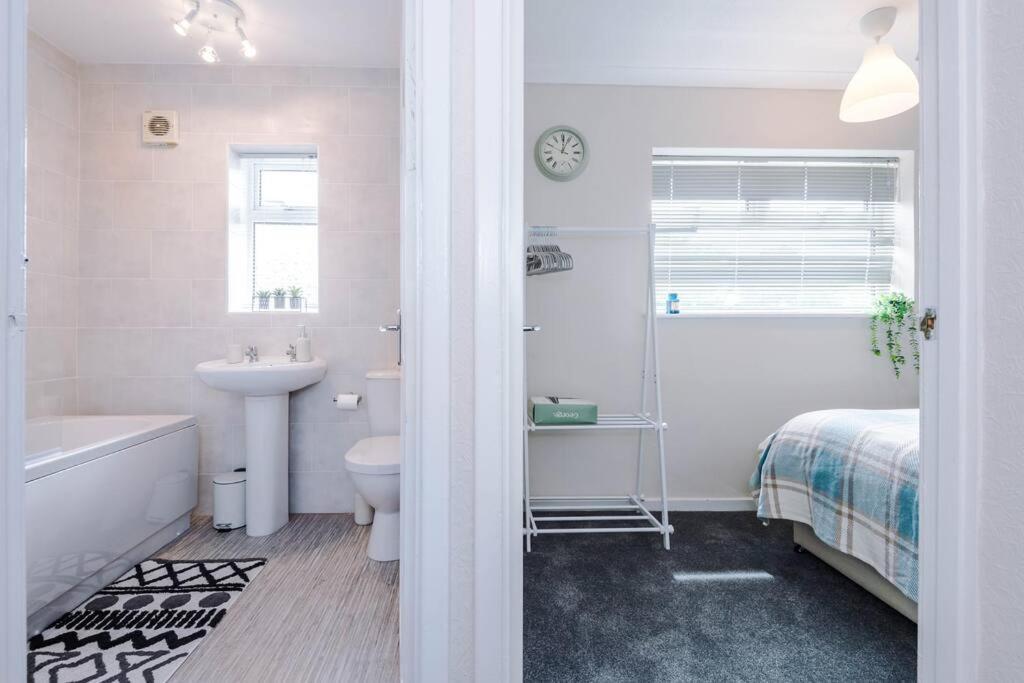 Cheerful 3 Bedroom Home With Parking Near Chester Saughall Zewnętrze zdjęcie