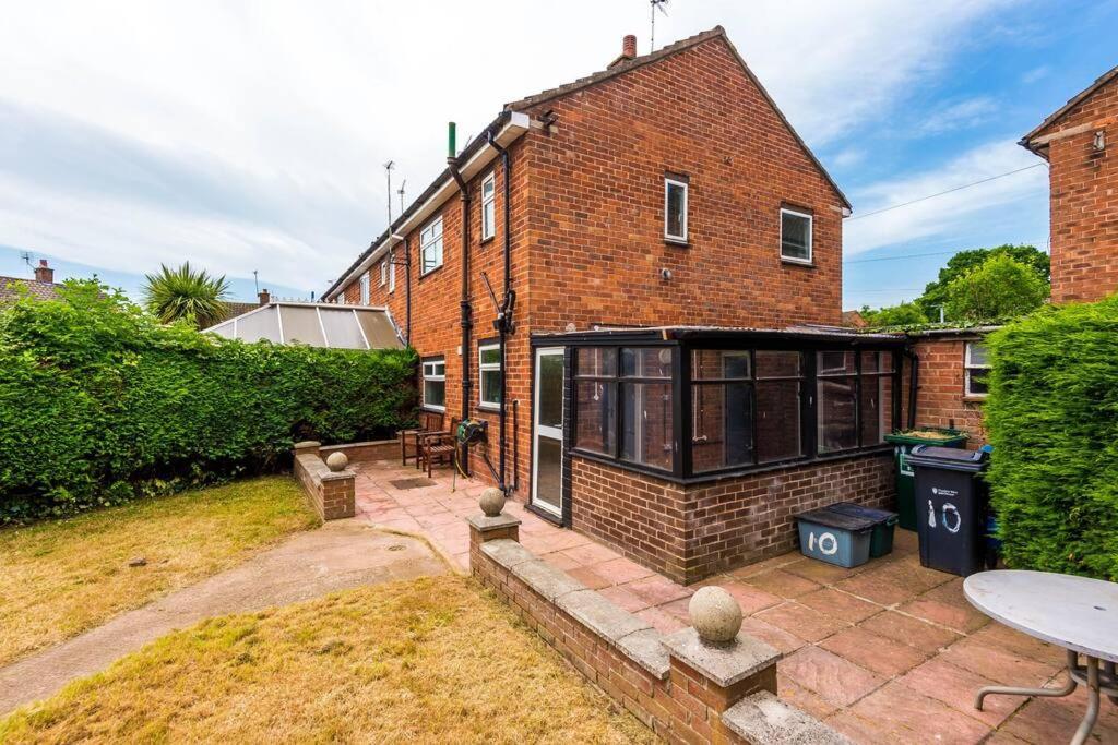 Cheerful 3 Bedroom Home With Parking Near Chester Saughall Zewnętrze zdjęcie