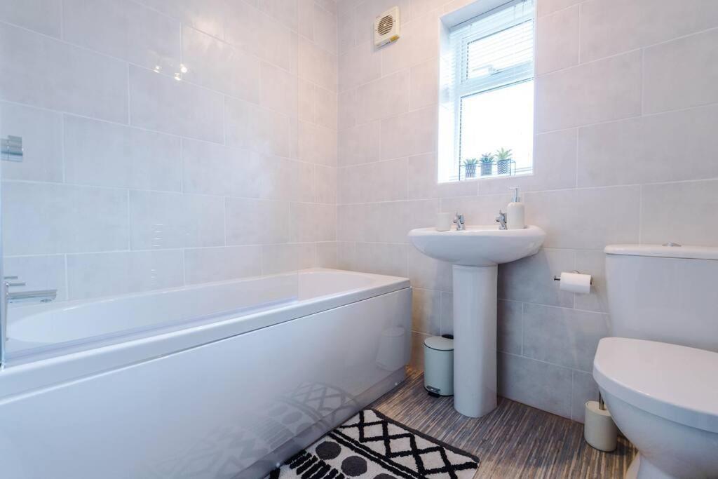Cheerful 3 Bedroom Home With Parking Near Chester Saughall Zewnętrze zdjęcie