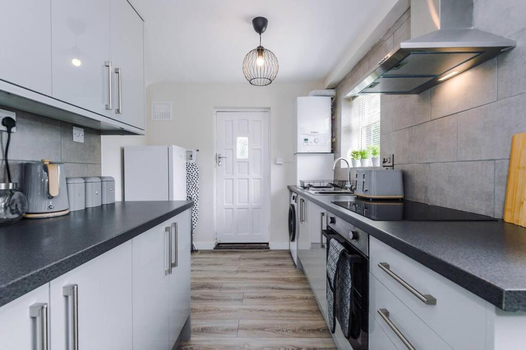 Cheerful 3 Bedroom Home With Parking Near Chester Saughall Zewnętrze zdjęcie