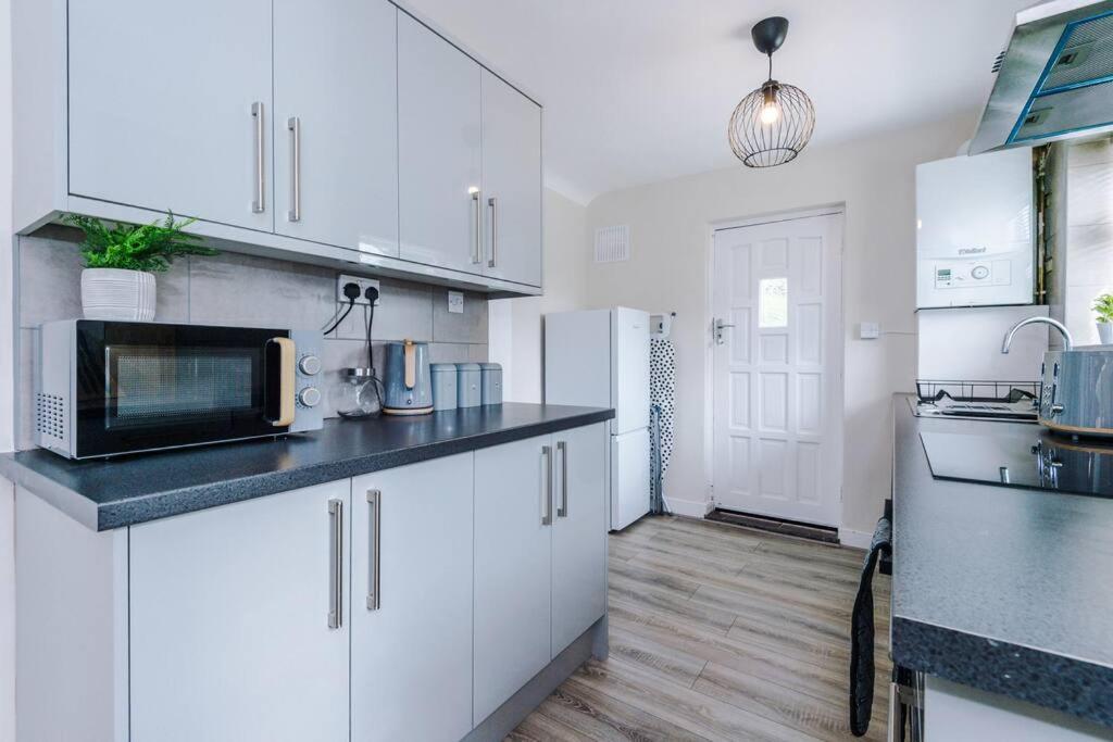 Cheerful 3 Bedroom Home With Parking Near Chester Saughall Zewnętrze zdjęcie