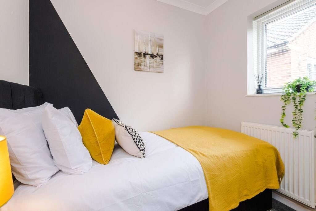 Cheerful 3 Bedroom Home With Parking Near Chester Saughall Zewnętrze zdjęcie