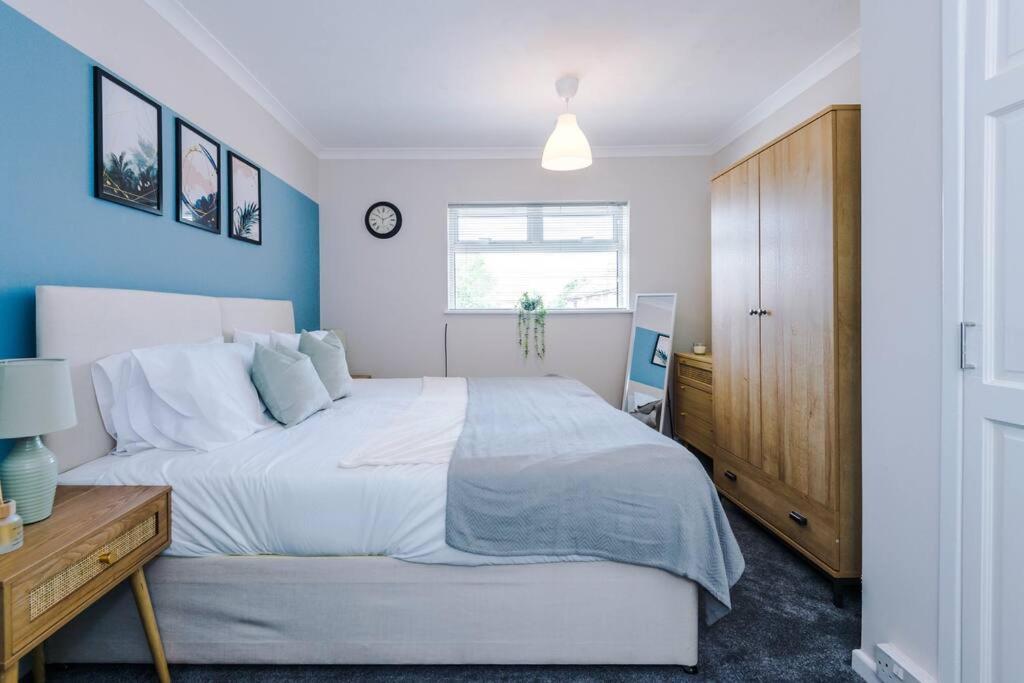 Cheerful 3 Bedroom Home With Parking Near Chester Saughall Zewnętrze zdjęcie