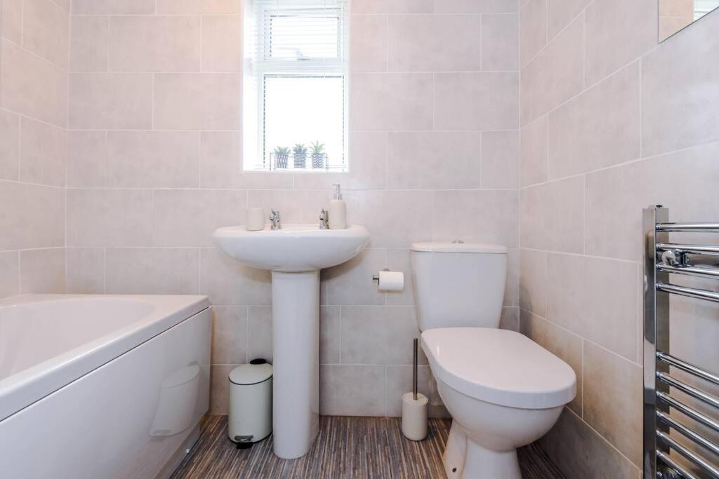 Cheerful 3 Bedroom Home With Parking Near Chester Saughall Zewnętrze zdjęcie