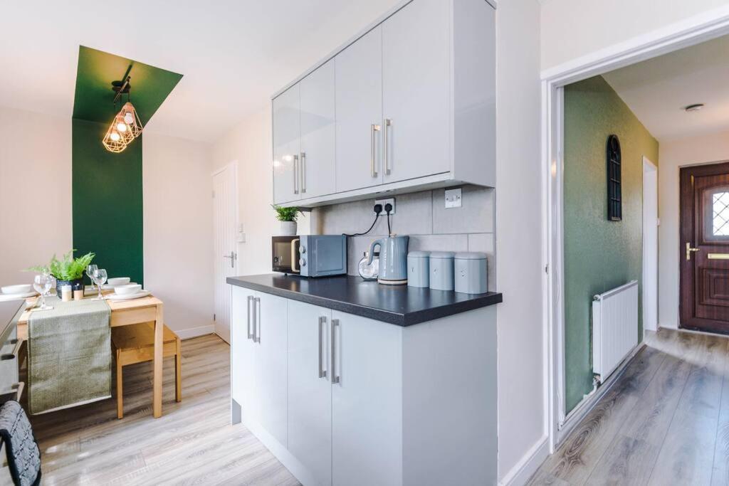 Cheerful 3 Bedroom Home With Parking Near Chester Saughall Zewnętrze zdjęcie