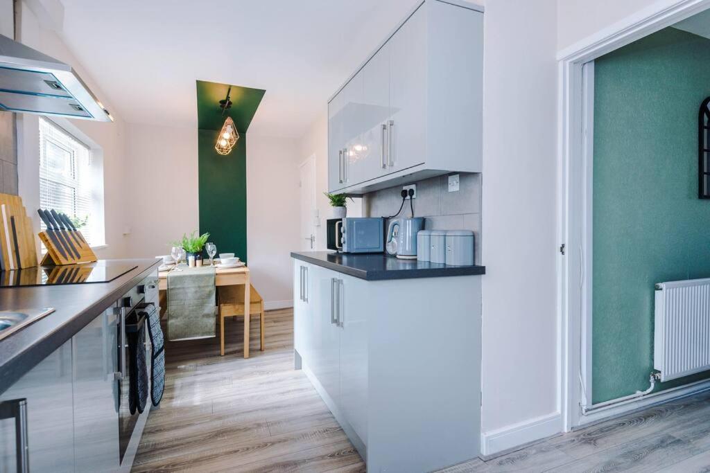 Cheerful 3 Bedroom Home With Parking Near Chester Saughall Zewnętrze zdjęcie