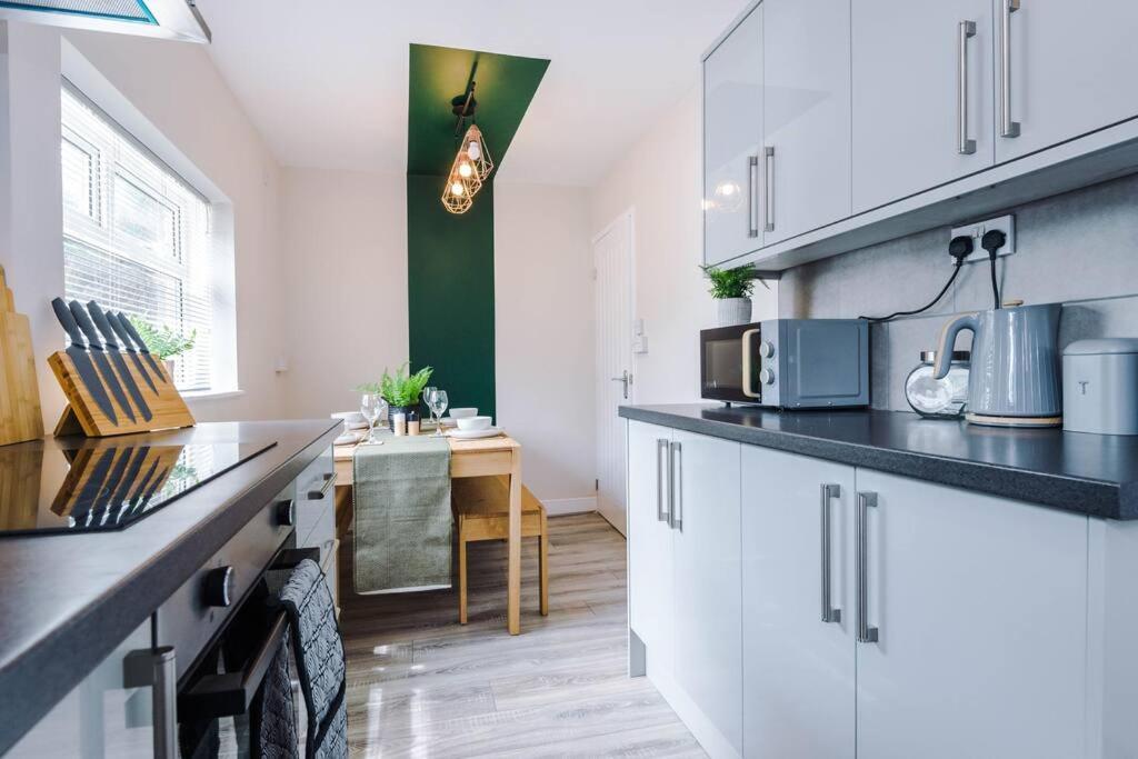 Cheerful 3 Bedroom Home With Parking Near Chester Saughall Zewnętrze zdjęcie