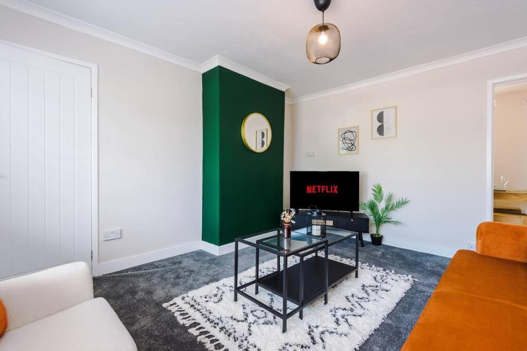 Cheerful 3 Bedroom Home With Parking Near Chester Saughall Zewnętrze zdjęcie